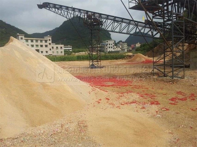 砂石生產(chǎn)線滿足人造沙的需求,穩(wěn)步前進(jìn)