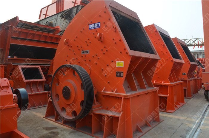 在石料生產(chǎn)線上的可逆錘式破碎機(jī)