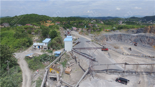 建一個砂石料廠需要知道的問題: 1,處理量多大?不同生產(chǎn)規(guī)模的石料廠,投資差異很大的。 2,處理物料是什么?不同硬度的物料需要的設備也不一樣。 3,工程地質(zhì)條件怎么樣?軟地基和硬地基的基建投資差異很大。 4,設備用際大的?內(nèi)的?還是差不多能用的?奔馳和拖拉機的差距很大的。 那么建一個砂石料廠到底涉及哪些預算呢? 隨著家對礦山開采政策的變化,開辦石料廠的要求也在發(fā)生著新的變化,傳統(tǒng)違法生產(chǎn)、污染程度高、規(guī)模小的石料廠正逐漸被合規(guī)、環(huán)保的石料廠所替代,這也意味著該項目的資金投入也更加多樣化: 一、前期預算 1.許可證件 建石料廠先要取得礦山開采證、營業(yè)執(zhí)照、采礦許可證、安生產(chǎn)許可證等,這些證件的辦理需要繳納的行政費(工本費每證50元)。(了解礦山辦證內(nèi)容請點擊:一張圖教你看懂怎么辦理采礦許可證!礦業(yè)人備,收藏了!) 2.礦山場地 購買礦山及租賃生產(chǎn)場地的資金投入,具體根據(jù)當?shù)氐男星椋c礦山所有人或部門進行協(xié)商。 二、中期預算 1.設備成本 【爆破器材】鑿巖機、鉆機、風炮等; 【運輸工具】鏟車、卡車、挖掘機、裝載機、翻斗車等; 【石料加工】生產(chǎn)石料離不開給料機、破碎機、振動篩、皮帶輸送機等基本設備。如果兼要成品砂,還需制砂機和洗砂機。 【電氣系統(tǒng)】電機、啟動柜、電纜、變壓器、空壓機等。 2.土建成本 石料廠的廠房、料倉、破碎機、振動篩和皮帶輸送機的土建和鋼結(jié)構(gòu),也需要相應的預算,通常該部分價格是設備成本的10%左右。 3.環(huán)保成本 環(huán)保是石料廠的大方向,多地明文要求環(huán)保達標后,才能投入運營。具體的環(huán)保措施包括在主要揚塵點安裝除塵設備、密閉生產(chǎn)車間、硬化廠區(qū)道路、綠化周邊環(huán)境等。 三、后期預算 1.物流成本 用于石料生產(chǎn)的機器屬于大型礦山設備,如果選擇外地的生產(chǎn)廠家,客戶要考慮設備的長途物流成本。運價排序:空運>陸運>水運。 2.人力成本 根據(jù)生產(chǎn)和管理的需要,需要雇傭具備技能的員工,比如會計、設備操作工、司機、監(jiān)控室值班人員等,這些屬于石料廠的軟件投入。